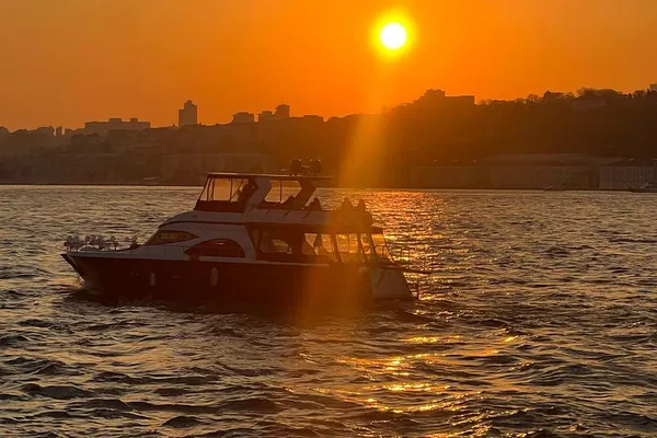Istanbul Bosphorus Sunset Cruise on Luxury Yacht