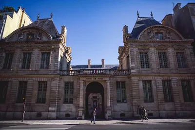 Discover Le Marais & Seine: A Luxurious Parisian Experience with Airport Pickup