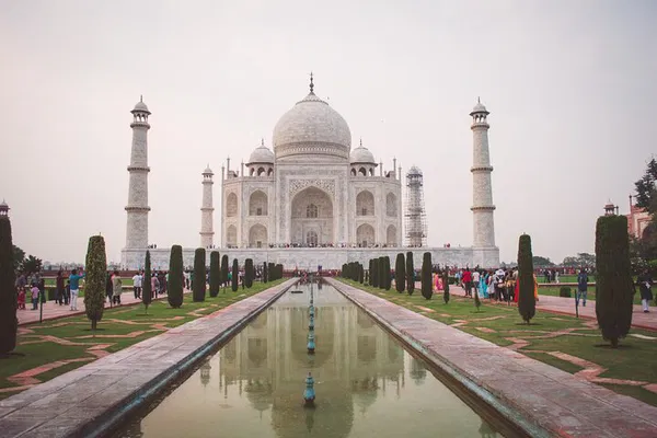 Delhi to Agra: Taj Mahal Day Trip with Expert Female Guide
