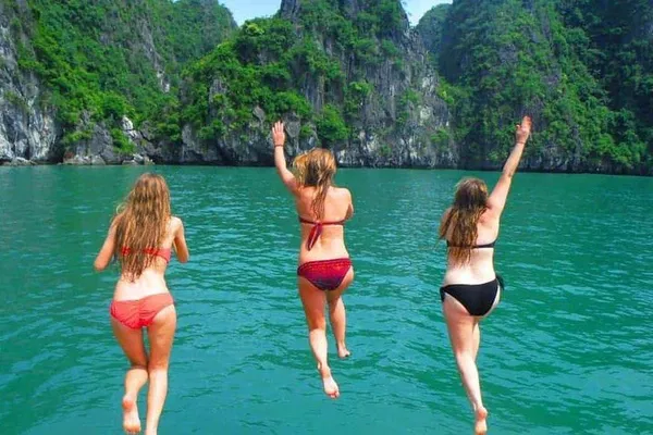 HaLong & Lan Ha Bay Adventure: Full Moon Party Boat Tour!