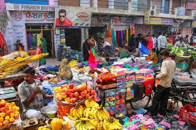 Agra's Bazaar Buzz: A Private Shopping Tour Through History