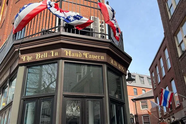 Boston's Historic Pub Crawl: Walk, Drink & Discover!