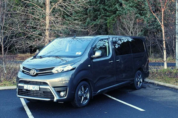 Stress-Free Iceland Arrival: Private Keflavik Airport Round Trip Transfer