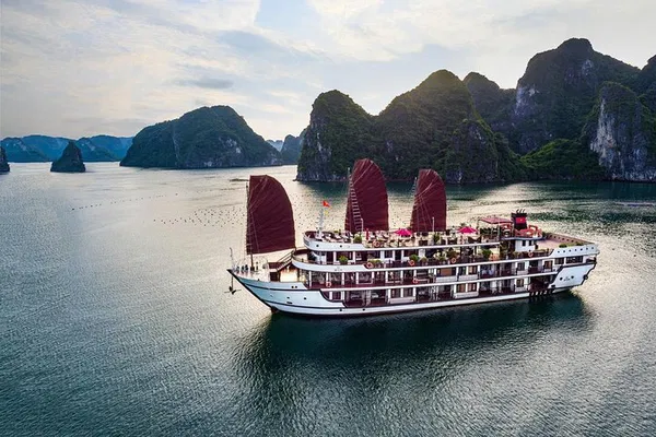 Halong Bay 5-Star Cruise: Luxury, Meals, & Kayaking!