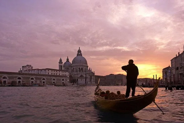 Venice Gondola Ride: Serenade on the Grand Canal