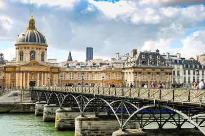 Seine River Stroll: Uncover Parisian History, Art & Charm!