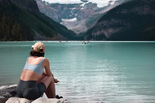 Discover Banff's Gems: Shuttle to Moraine Lake & Lake Louise!