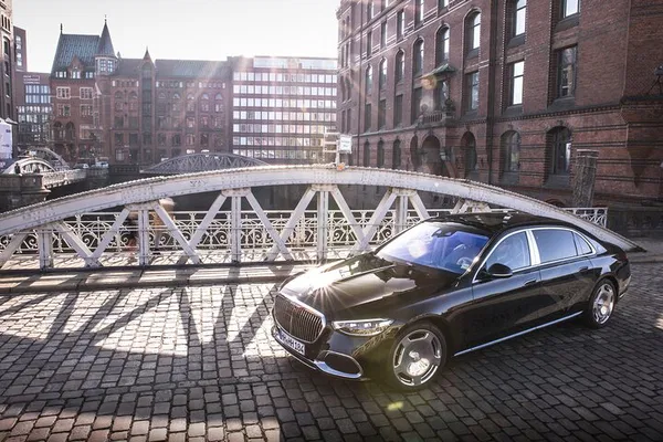 Hamburg in Style: A Luxurious Maybach Sightseeing Tour