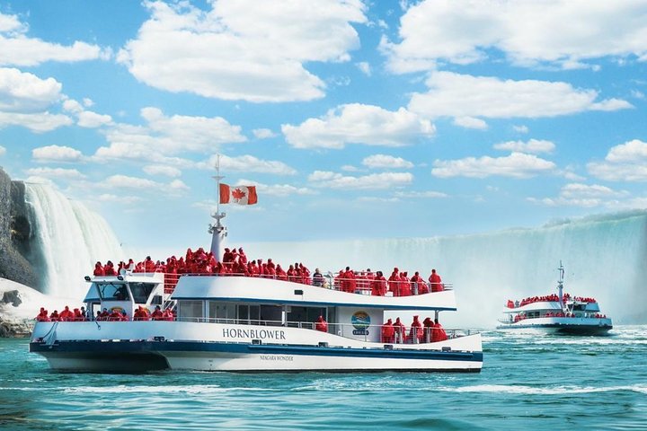 Niagara Falls Day Tour: Boat Cruise & Lunch from Toronto