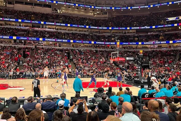 Chicago Bulls Game: Feel the United Center Energy!