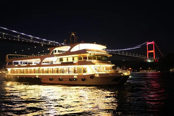 Istanbul Bosphorus Cruise: Dinner, Shows & Private Table