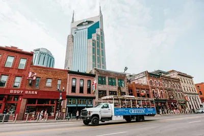 Nashville's Open-Air Adventure: Sightseeing & Honky Tonk Delights!