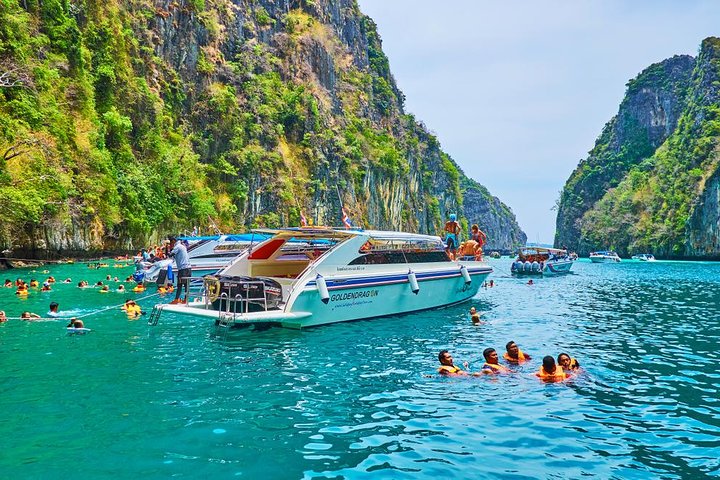 Phuket: Phi Phi Island Speedboat Tour with Snorkeling