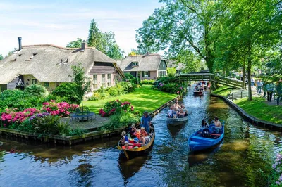 Enchanting Giethoorn: A Fairytale Day Trip from Amsterdam