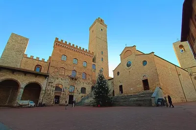 Tuscany Escape: Siena to Pisa Private Transfer with San Gimignano & Wine