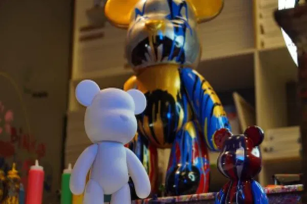 Pour Bear & Canvas Art: Create Your Own Masterpiece!