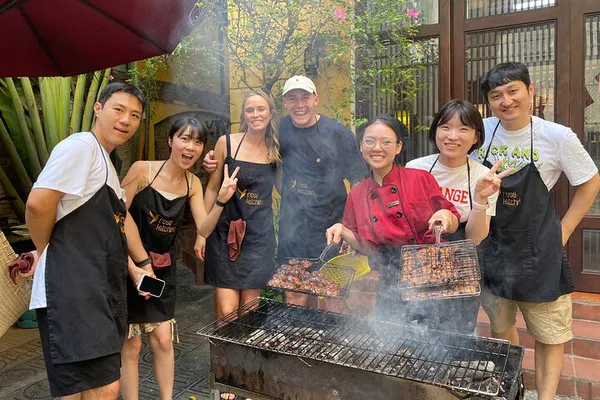 Hanoi Cooking Class: Market Tour & Villa Dining