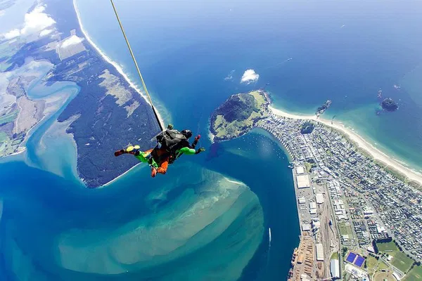 Tauranga Tandem Skydive: Freefall into Bay of Plenty's Beauty!