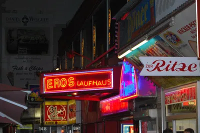St. Pauli's Sinful Secrets: An Unforgettable Hot Dog & Red Light District Tour