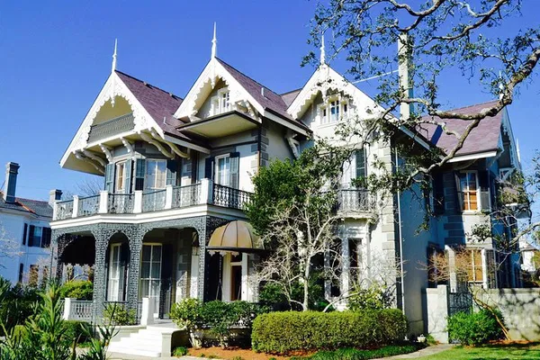 NOLA Garden District & Cemetery Tour: See Famous Homes!