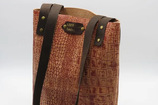 Unleash Your Inner Artisan: Leather Tote Bag Creation in Historic Leiden