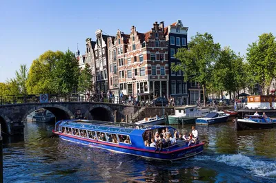 Amsterdam Canal Cruise & Jewish Quarter: A Cultural Voyage