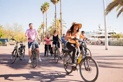 Barcelona Bike Tour: Discover Gaudí's Houses & Beaches