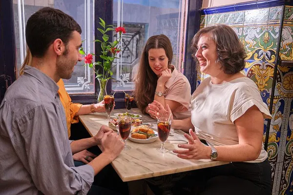 Malasaña Tapas & Wine Tour: Madrid Evening Adventure