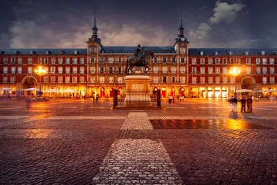 Madrid's Ghostly Footsteps: An Unforgettable Dark History Walking Tour
