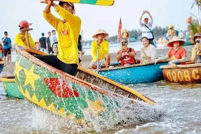 Hoi An's Wacky Waterways: Basket Boat & Herb Village Bike Adventure!