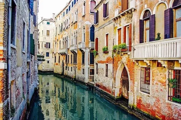 Hidden Venice Tour: Uncover Secret Canals & Rialto!