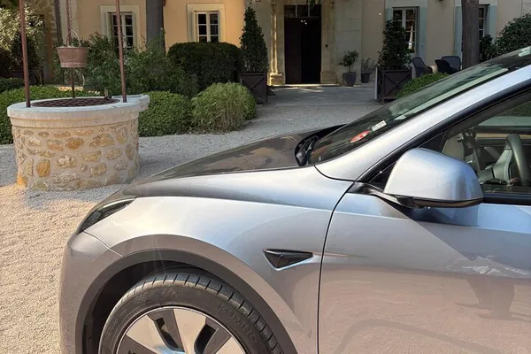 Arrive in Style: Private Tesla Transfer from Marseille Airport to Aix-en-Provence