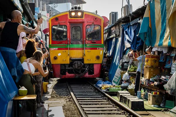 Railway & Floating Market Private Tour: Bangkok Day Trip