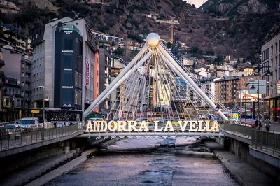 Andorra la Vella: Private Love Tour for Romantics