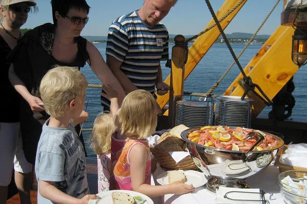 Oslo Fjord Cruise: Shrimp Buffet & Sailing Adventure