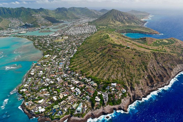 Oʻahu's Majestic Vistas: A Private Helicopter Adventure