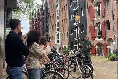Discover Amsterdam by Bike: An Immersive French-Guided Tour
