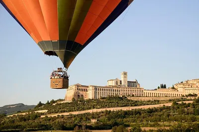Umbrian Sunrise: Hot Air Balloon, Brunch & Assisi Tour