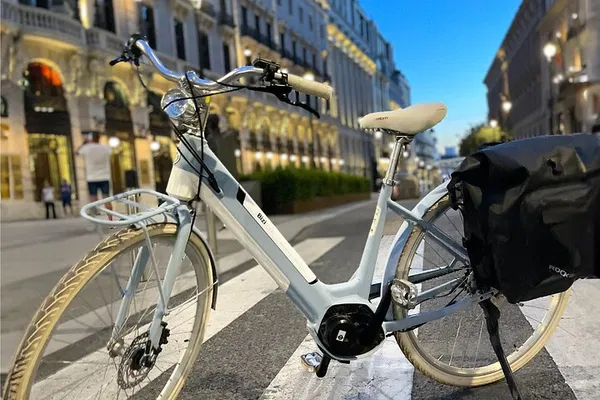 Madrid Vintage Bike Adventure: Explore with Style!