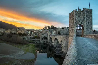 Catalonian Medieval Towns: A Besalú Private Day Tour from Barcelona