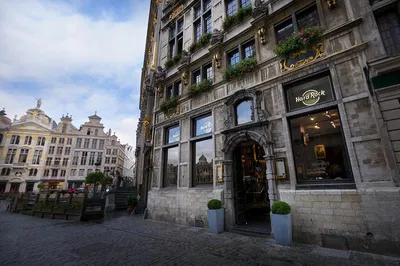 Rock 'n' Dine: Skip the Line at Hard Rock Cafe Brussels!