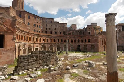 Unveiling Ancient Rome: An Exterior Tour of Colosseum & Roman Forum