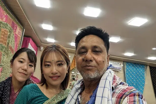 Unveiling Taj Mahal's Splendor: A Tuk-Tuk Adventure Through Agra