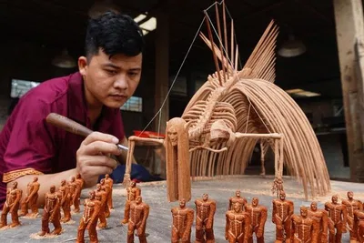 Unleash Your Inner Artist: Wood Carving Class with YouTube Sensation!