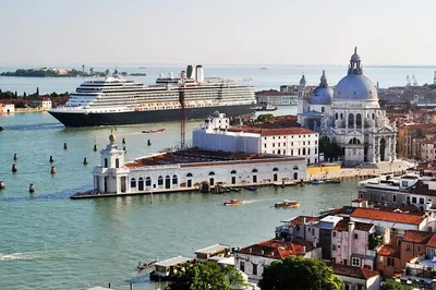 Venice Water Taxi: Glide to Your Cruise in Style & Comfort