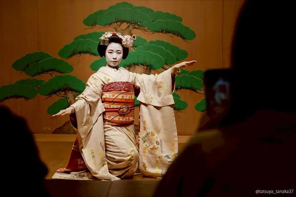 Kyoto Maiko Show & Tea: Cultural Dance on Noh Stage