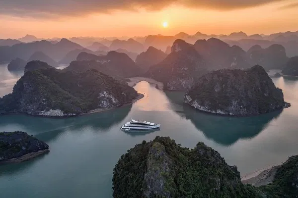 Halong & Lan Ha Bay Cruise: 2-Day Discovery for Two
