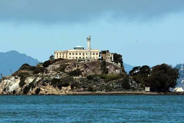 Alcatraz & Golden Gate: Cycle Through History & Iconic Views!