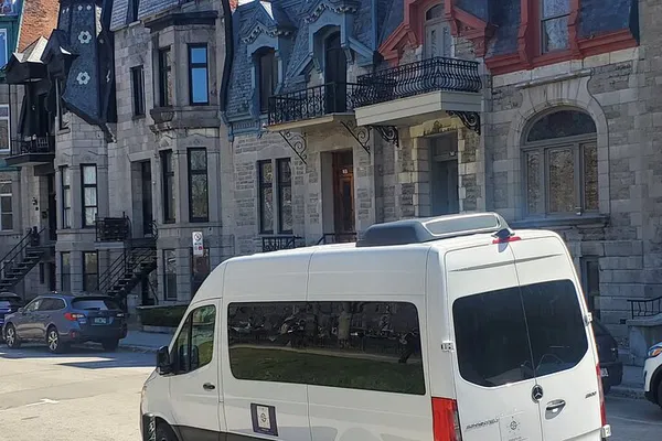 Montreal's Cultural Tapestry: Trendy Neighborhoods & Bagel Bliss!