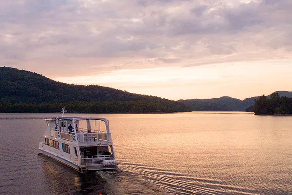 Scenic Mont-Tremblant Lake Cruise: Unforgettable Views & Relaxation